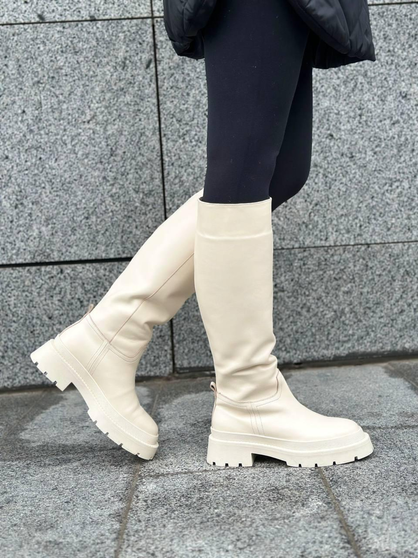 Кожаные сапоги-трубы цвета ваниль с овчиной (519) модель P_133584-S36_140698 Фото