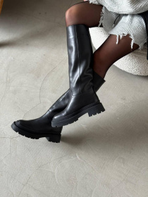 Шкіряні чоботи-труби на хутрі у глянцевому чорному кольорі (519) модель P_135038-S36_137254 Фото