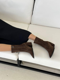 Ботильйони із натуральної замші колір коричневий з квадратним носком та стійким підбором (595) модель P_162102-S36_162102 Фото