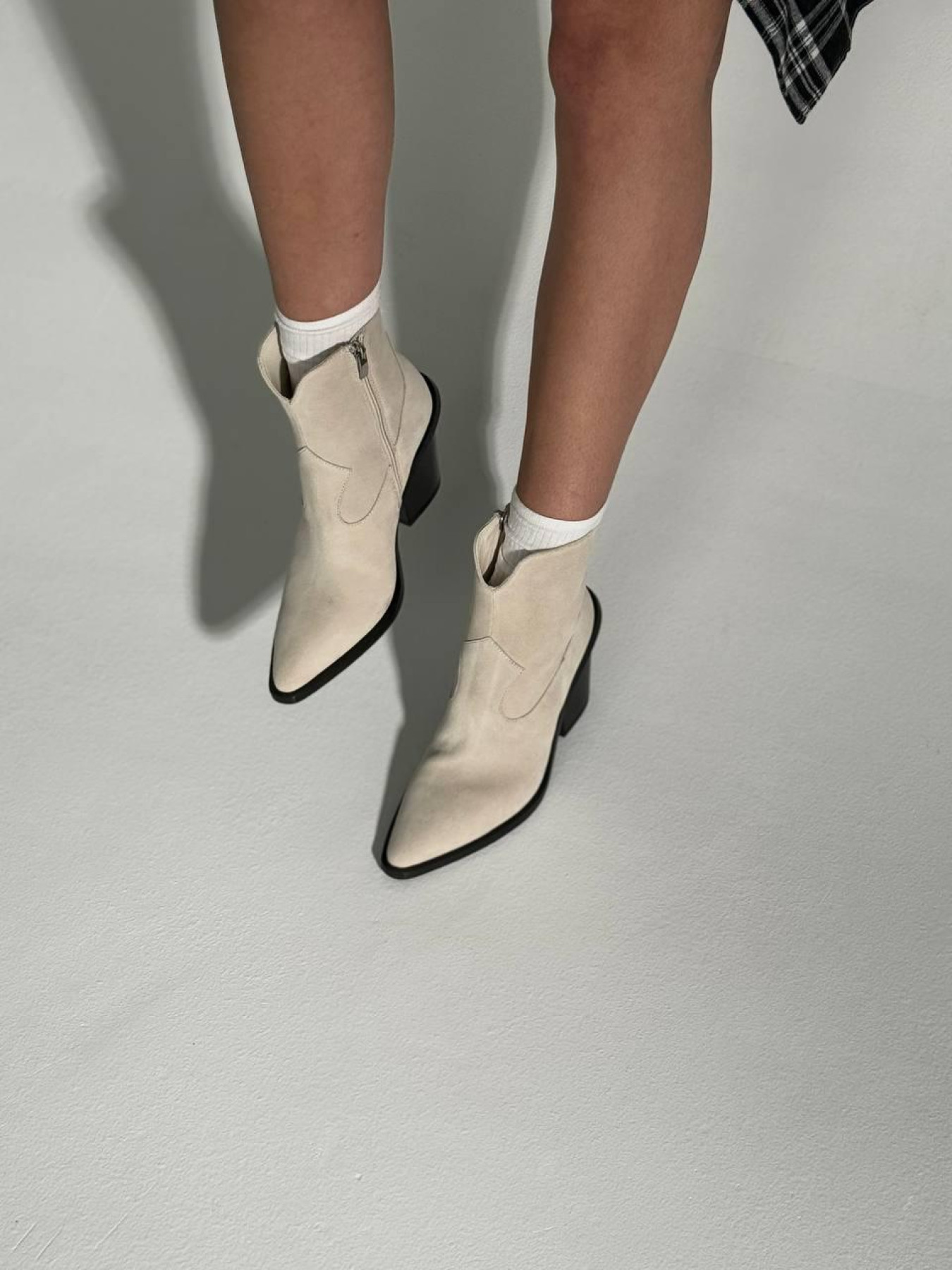 Короткие замшевые казаки с кожаной подкладкой Песок (699/Даллас) модель P_192062-S37_192079 Фото