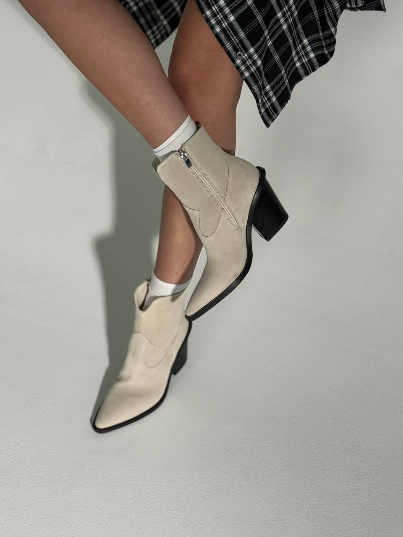 Короткие замшевые казаки с кожаной подкладкой Песок (699/Даллас) модель P_192062-S37_192079 Фото