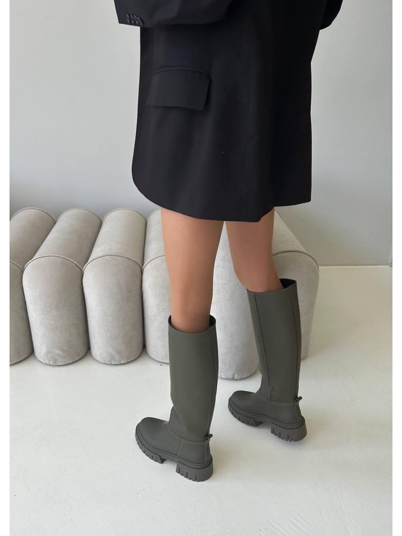 Шкіряні матові чоботи-труби на байці у трендовому кольорі хакі (519) модель P_191669-S38_191669 Фото