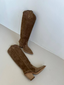 Высокие замшевые казаки цвета дерево с острым носиком на байке (629) модель P_202587-S36_202587 Фото