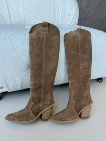 Высокие замшевые казаки цвета дерево с острым носиком на байке (629) модель P_202587-S36_202587 Фото