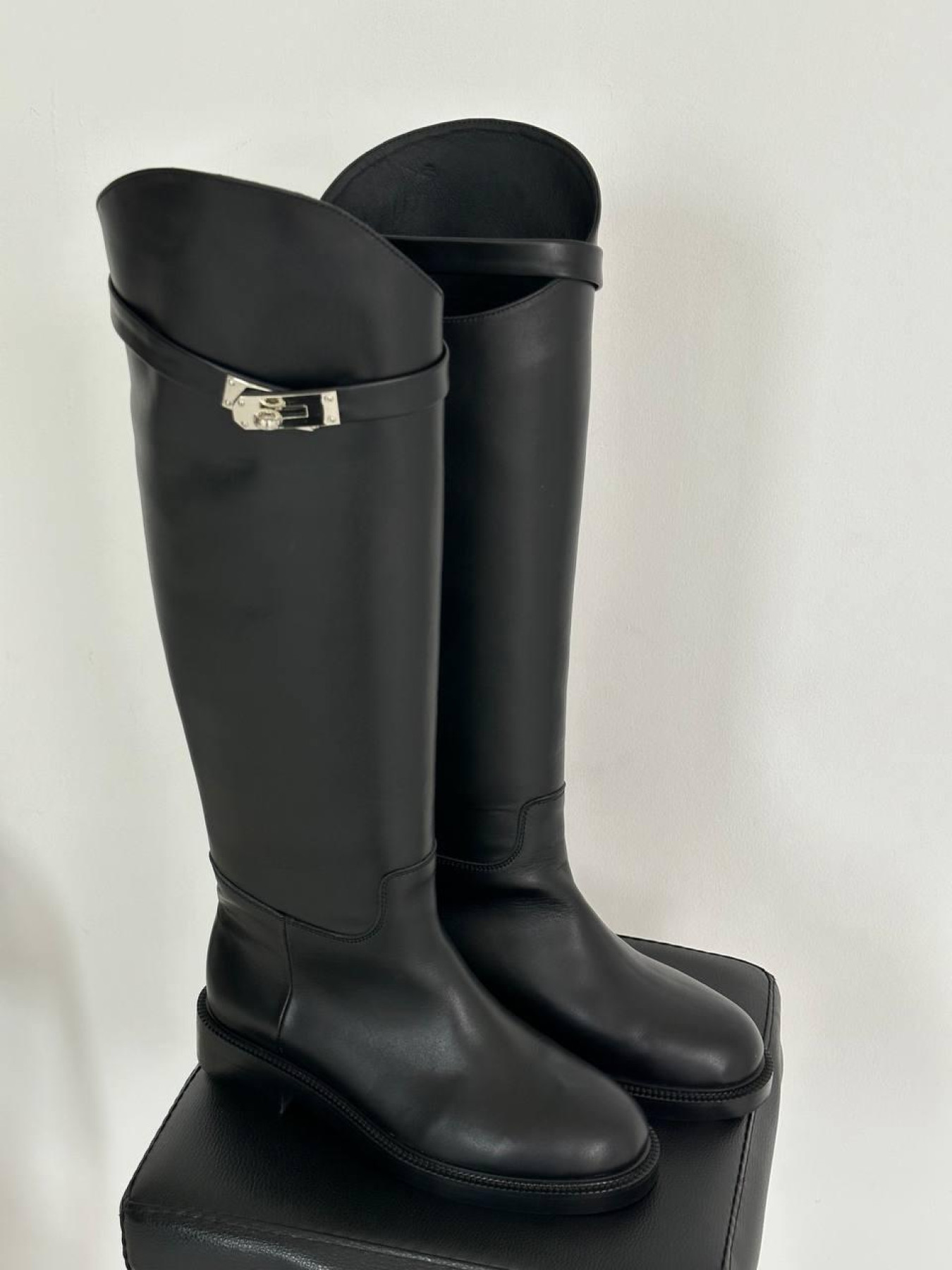 Сапог труба черный натуральная кожа с ремешком на байке (620) модель P_230863-S39_234458 Фото