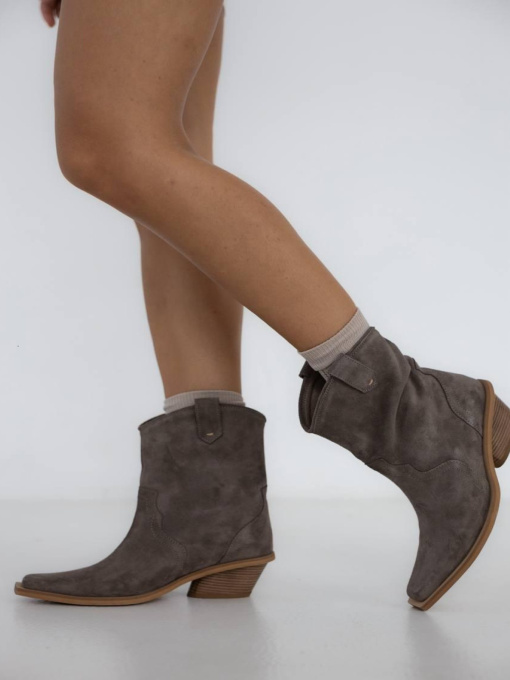 Женские замшевые казаки цвета фуме с байковой подкладкой (695) модель P_234083 Фото