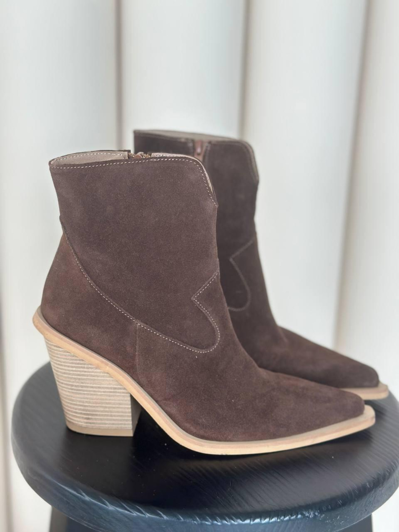 Жіночі замшеві козаки кольору шоколад з байковою підкладкою (699) модель P_197357-S36_198439 Фото