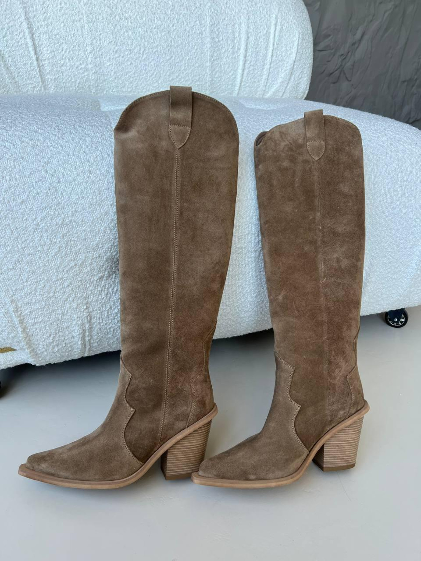 Высокие казаки из натуральной замши с кожаным подкладом касторо (629/Бостон) модель P_234687-S39_236681 Фото