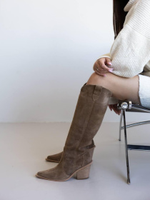 Высокие казаки из натуральной замши с кожаным подкладом касторо (629/Бостон) модель P_234687-S39_236681 Фото