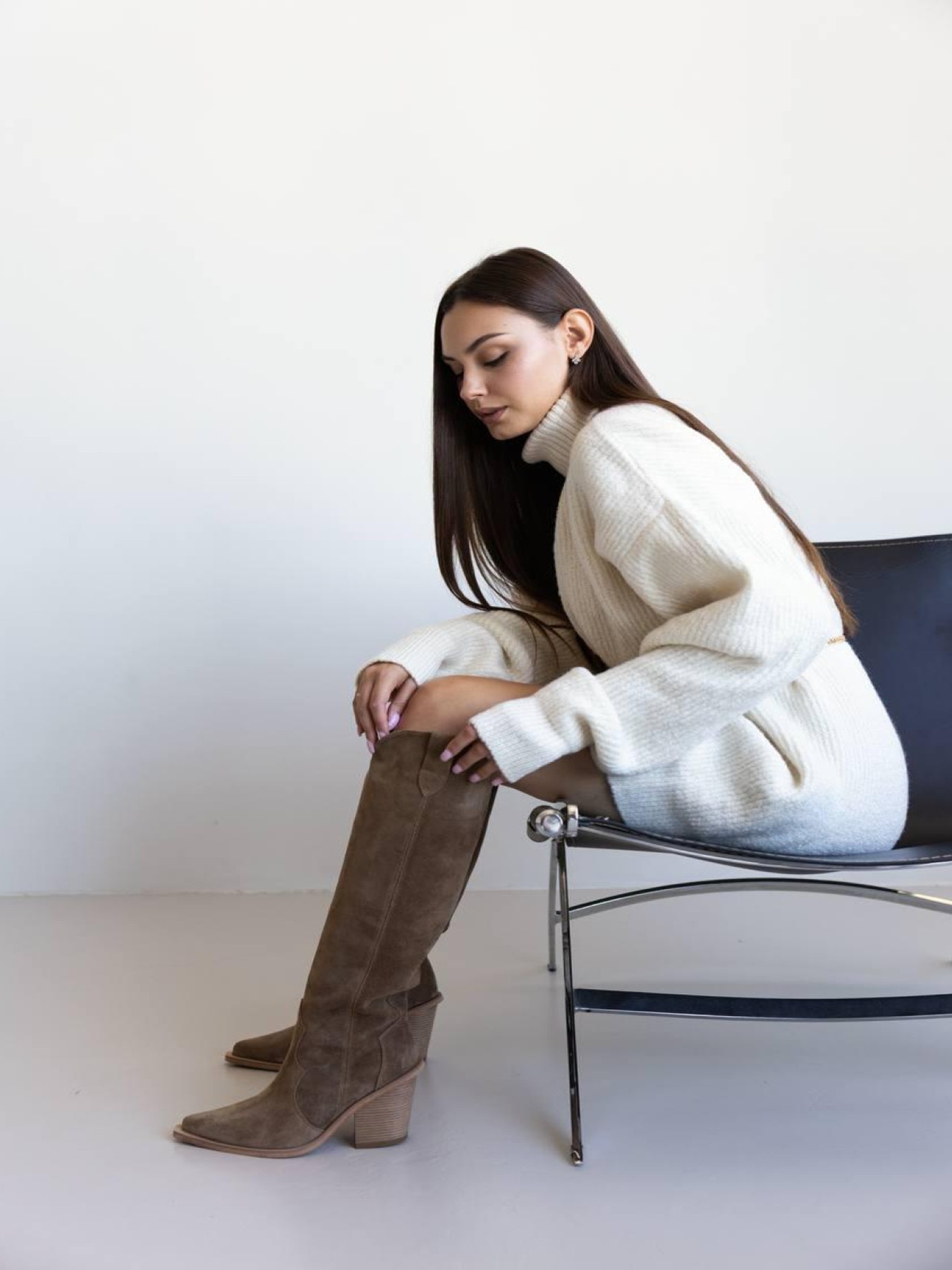 Високі замшеві козаки з гострим носиком на байці Дерево (629/Бостон) модель P_234687 Фото