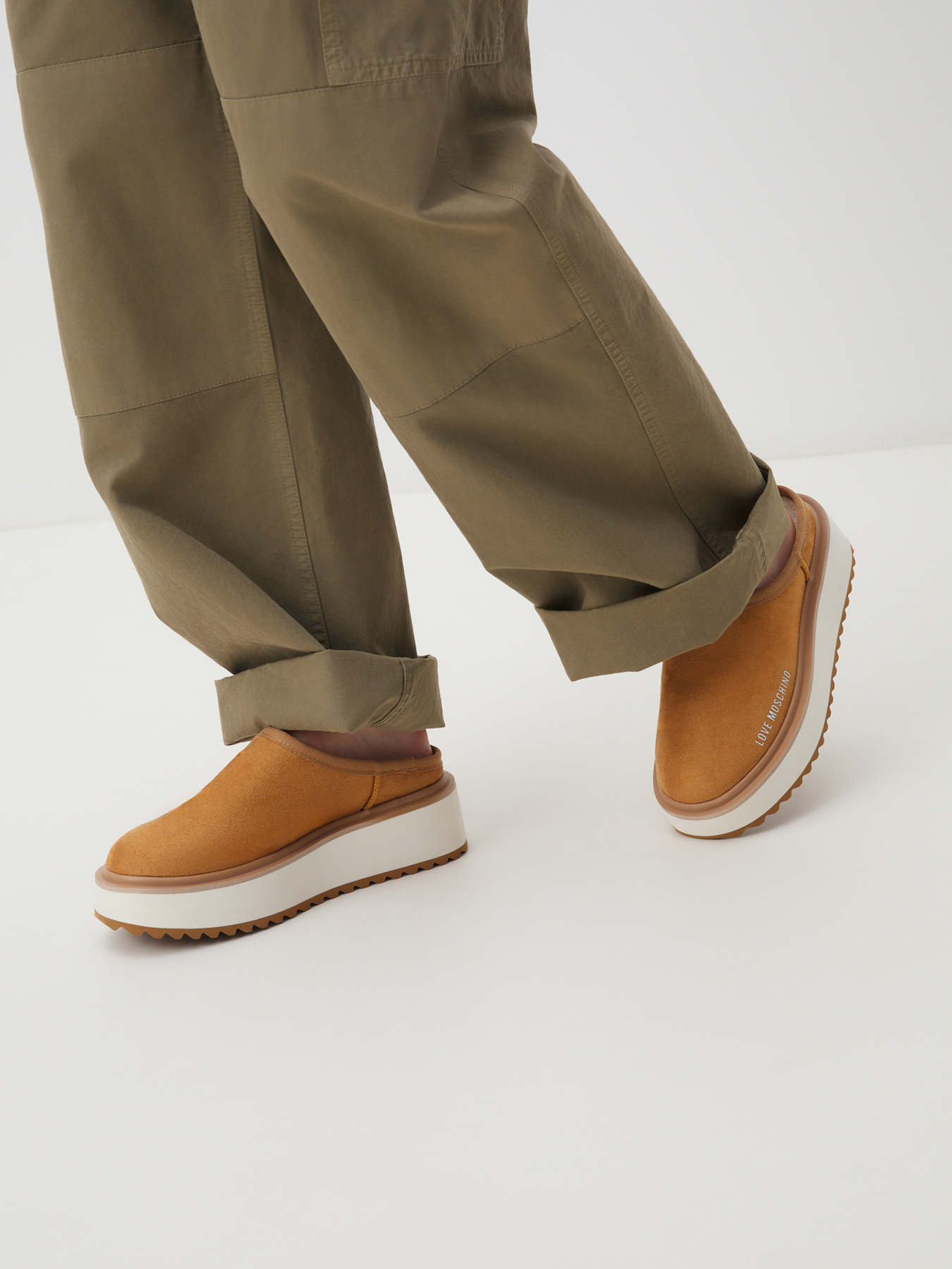 Женские коричневые ботинки MOSCHINO Love модель JA10466L0NJAW210 Фото