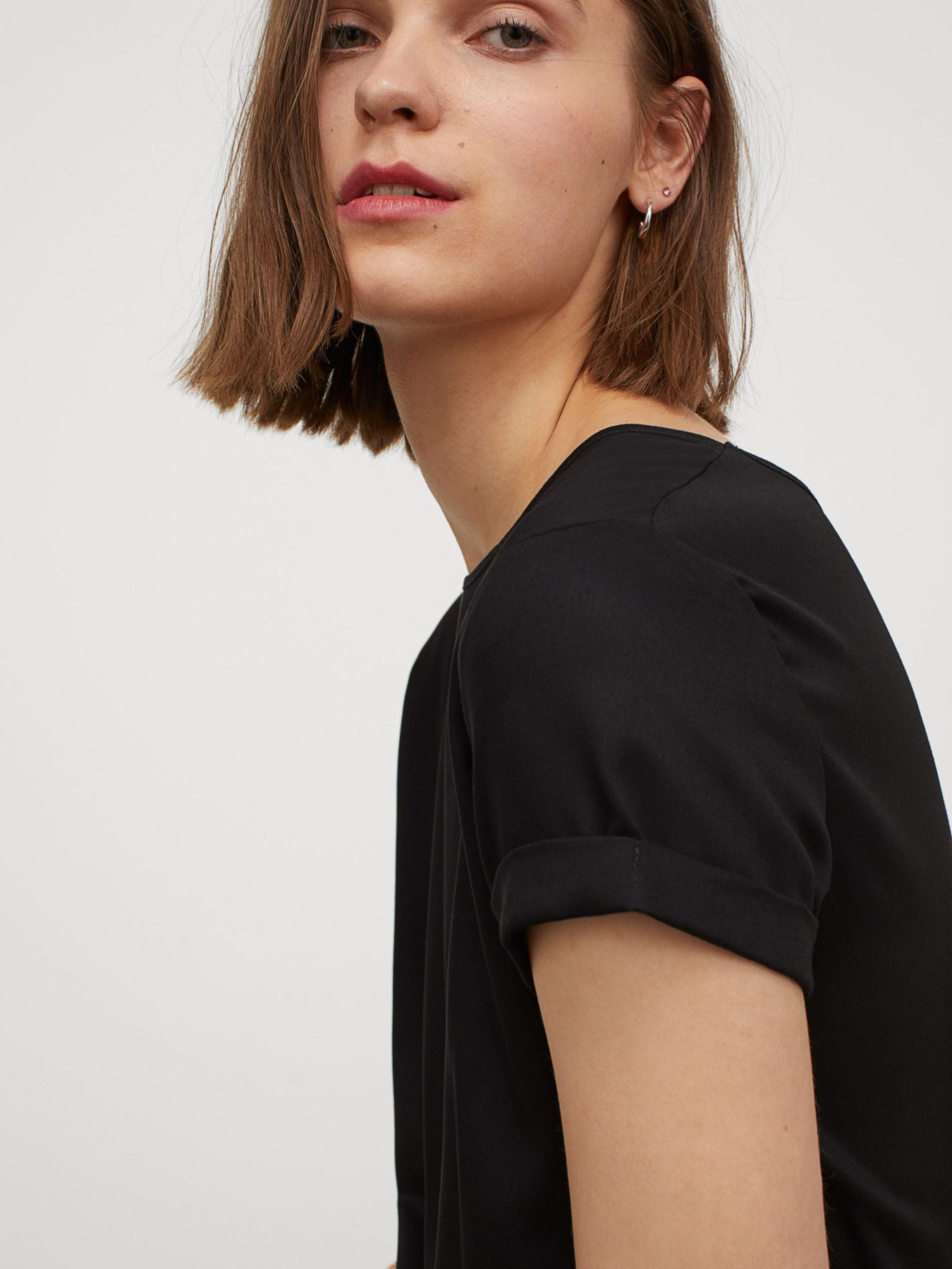 Платье-футболка H&M модель 8436871RP7_Черный Платье-футболка H&M модель 8436871RP7_Черный Фото