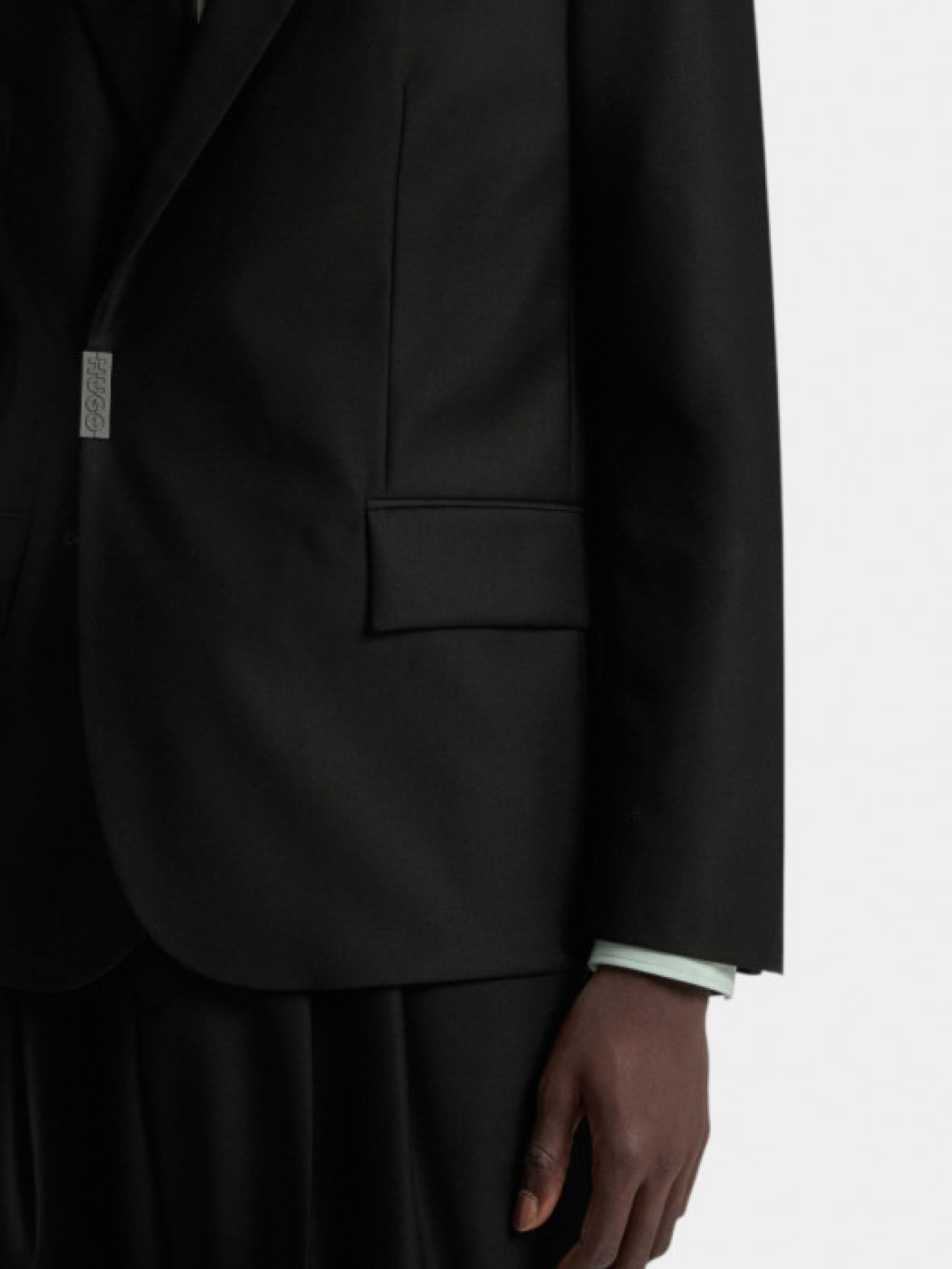 Черный приталенный пиджак Hans254F2X с логотипом на застежке модель 11406 Фото