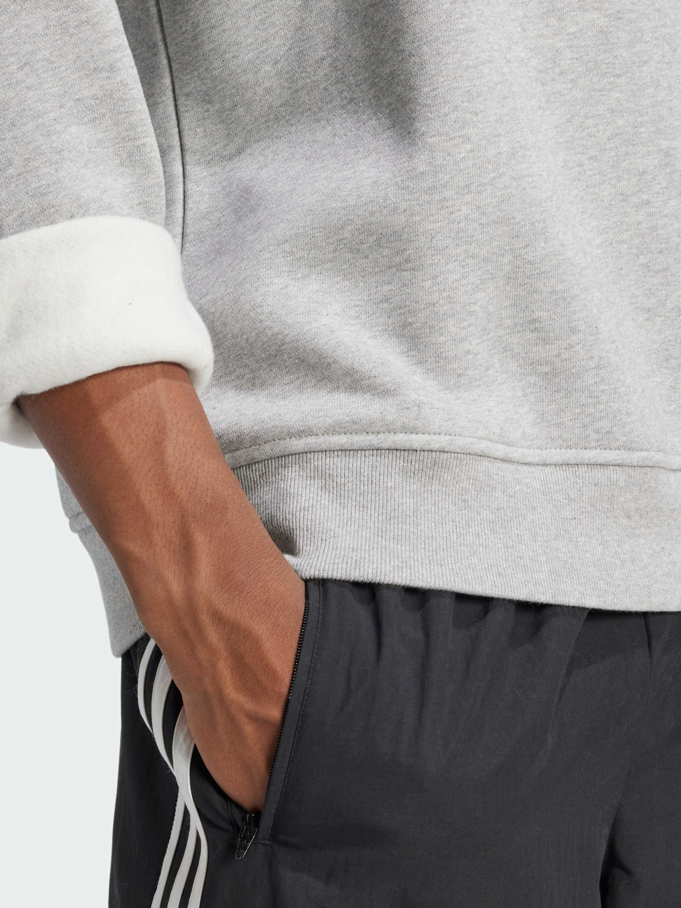 Свитшот Adidas модель IY4937 Свитшот Adidas модель IY4937 Фото