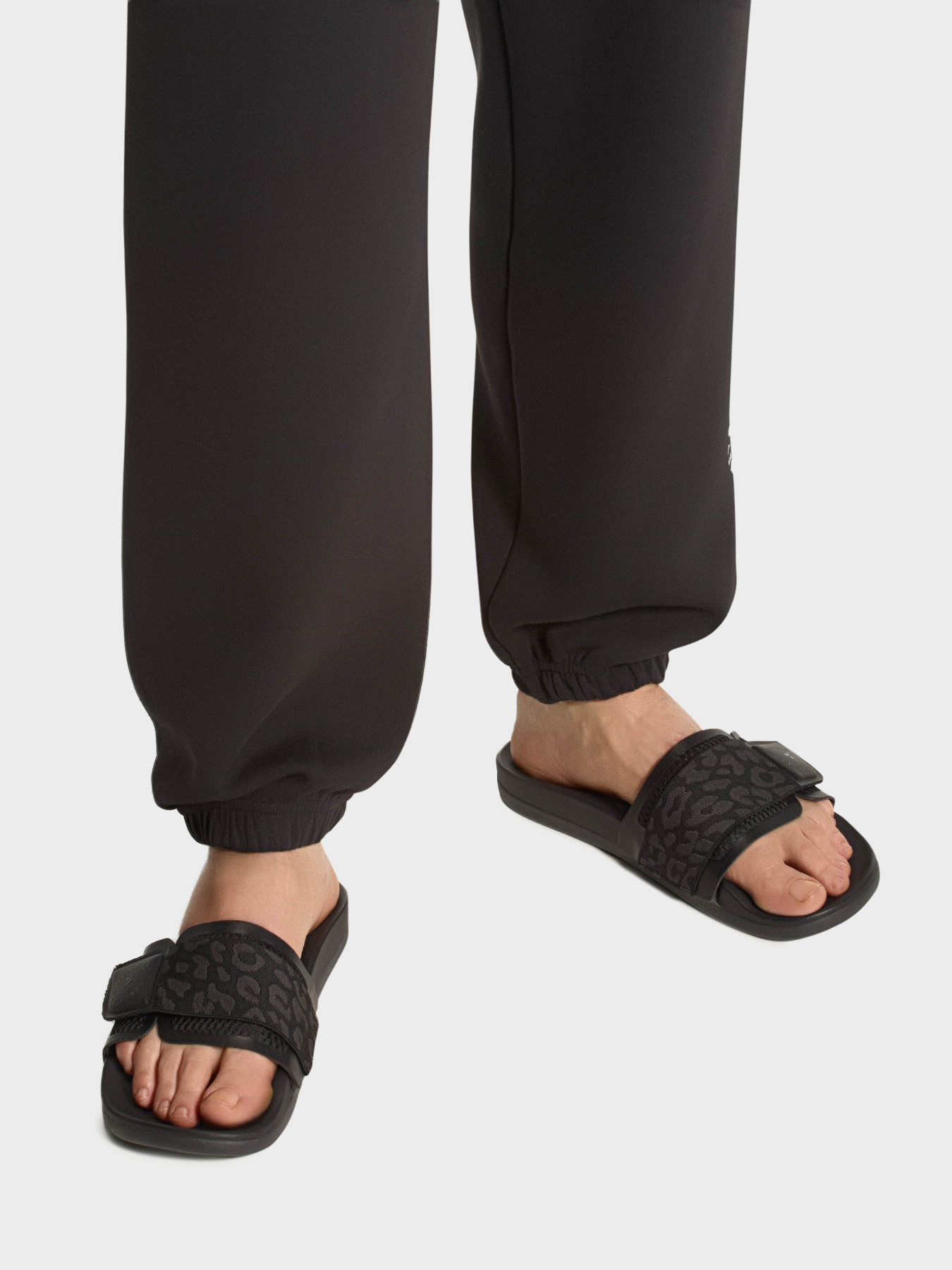 Шлепанцы Adidas модель JQ9182 Фото