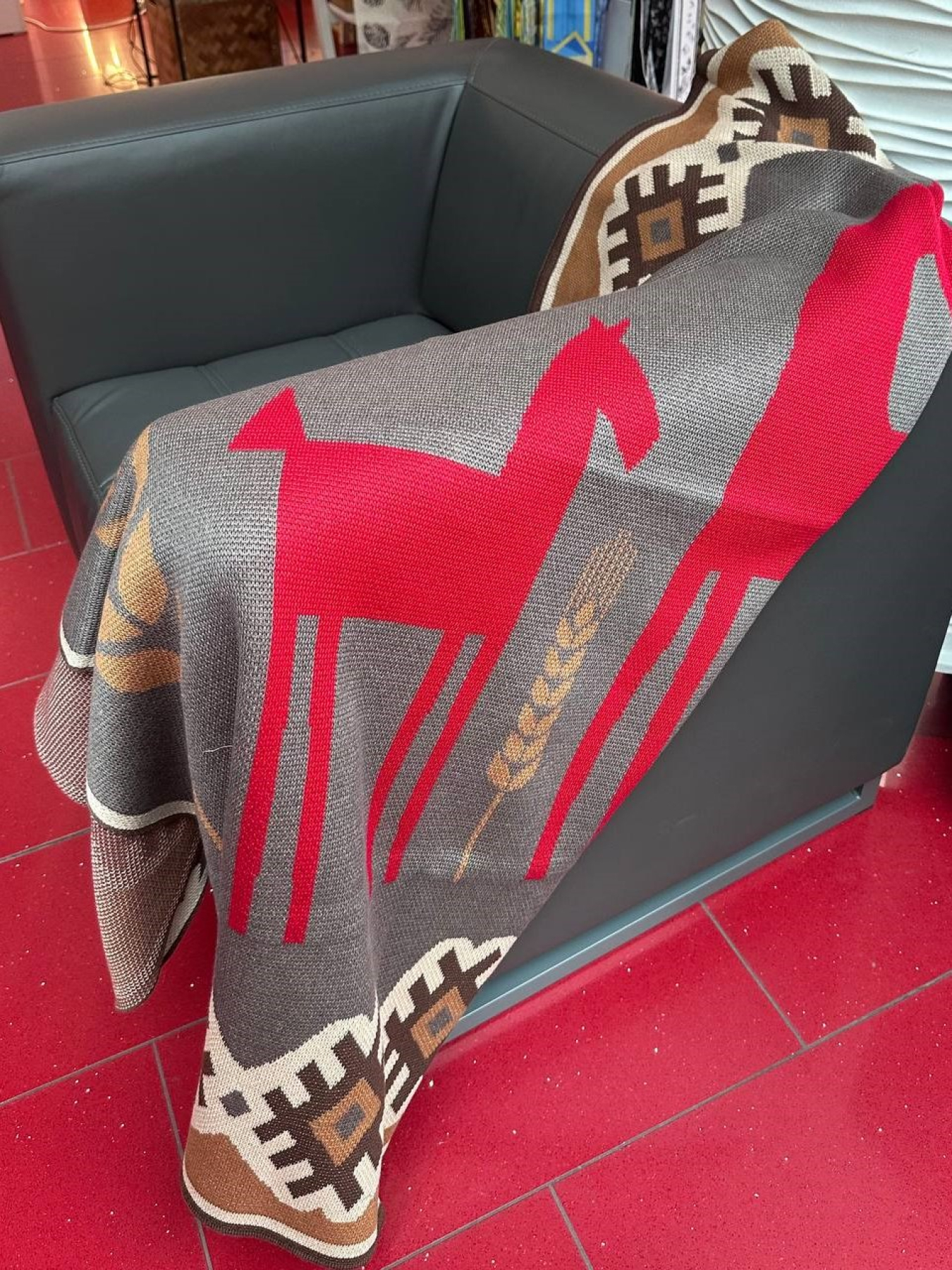 Трикотажный серый плед украинского производства -  Семейство лошадок MyScarf модель 9661430515681780 Фото