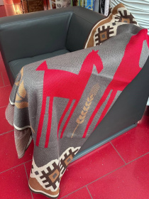 Трикотажный серый плед украинского производства -  Семейство лошадок MyScarf модель 9661430515681780 Фото