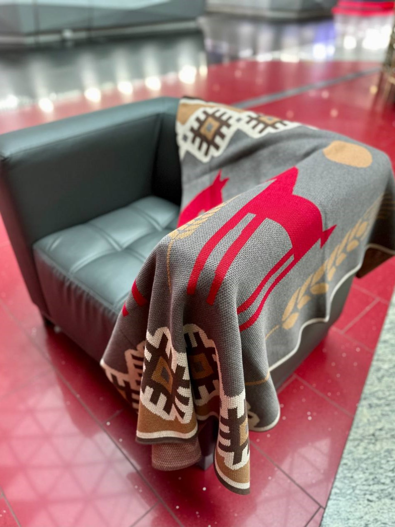 Трикотажный серый плед украинского производства -  Семейство лошадок MyScarf модель 9661430515681780 Фото