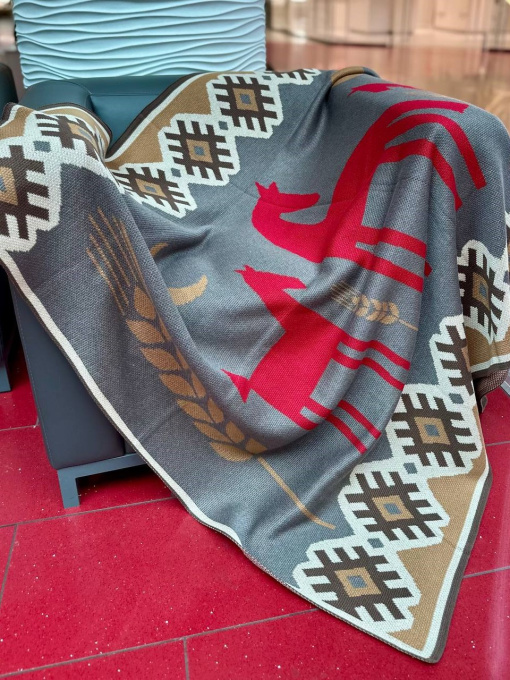 Трикотажный серый плед украинского производства -  Семейство лошадок MyScarf модель 9661430515681780 Фото