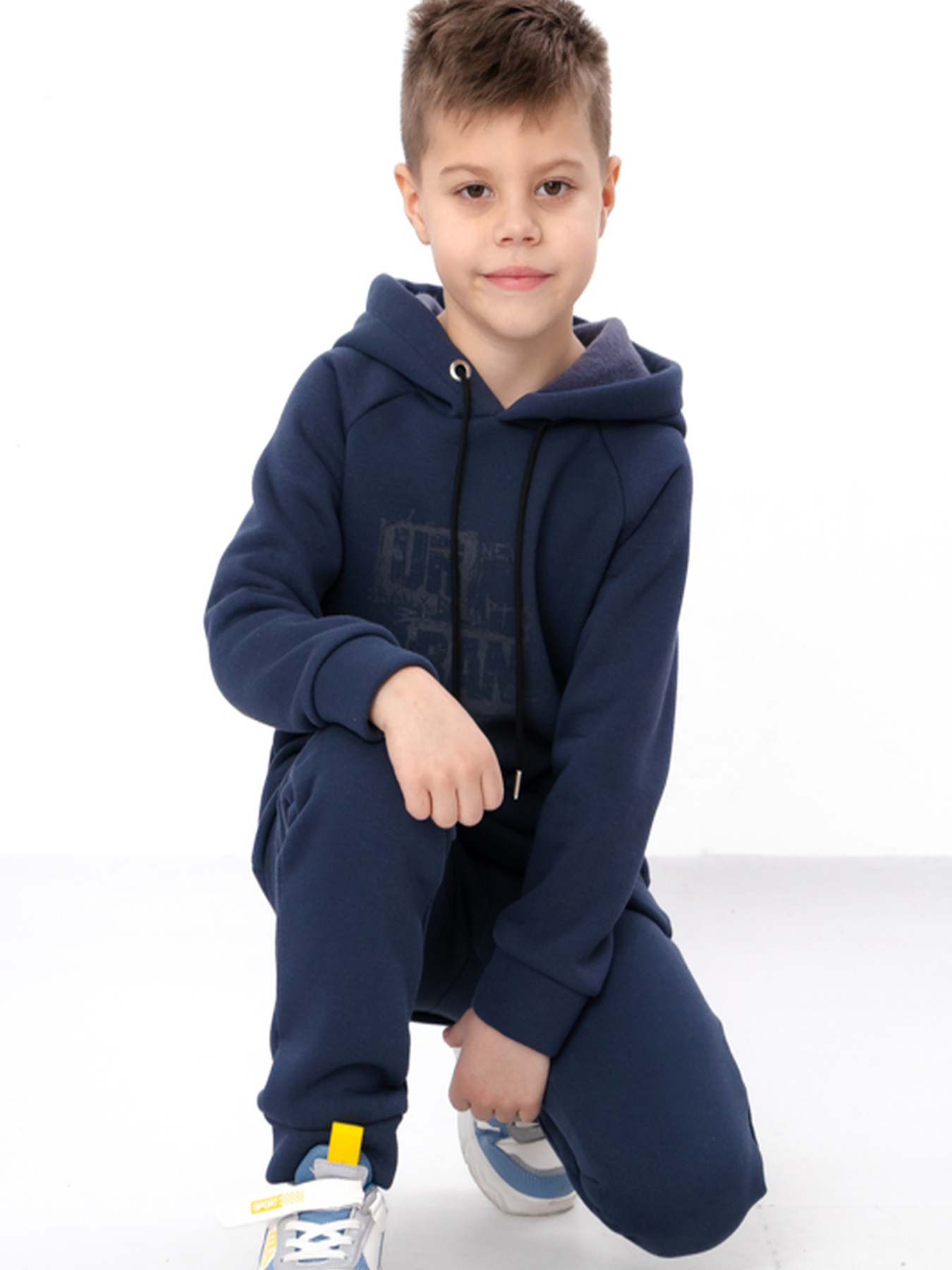 Теплий костюм для хлопчика: худі з написом та однотонні штани, Темно-синій Носи Своє (6314-025-33-4) модель 6314-025-33-4-sinxo-chornij-street Фото