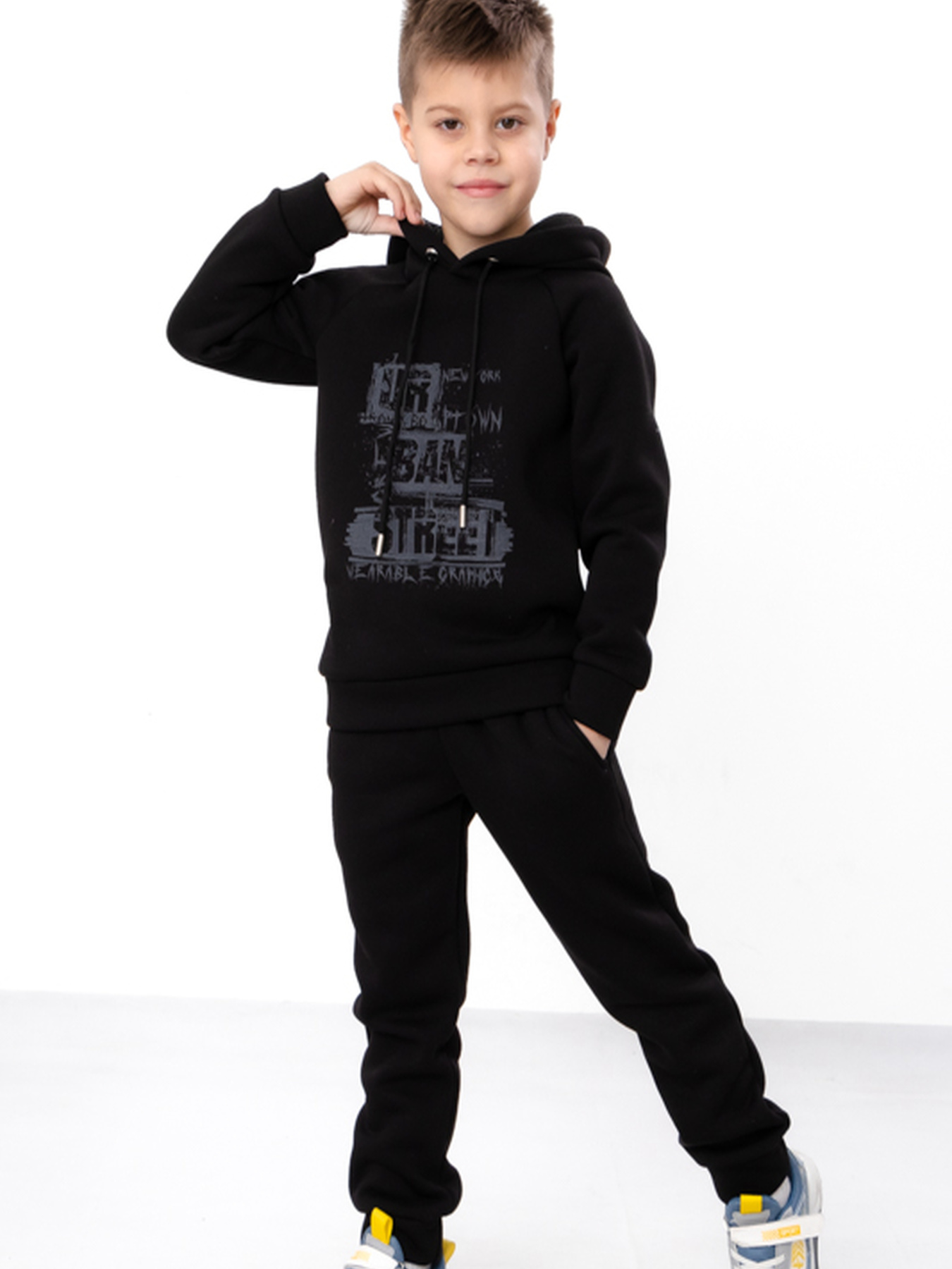 Теплий костюм для хлопчика: худі з написом та однотонні штани, Чорний Носи Своє (6314-025-33-4) модель 6314-025-33-4-chornij-street Фото