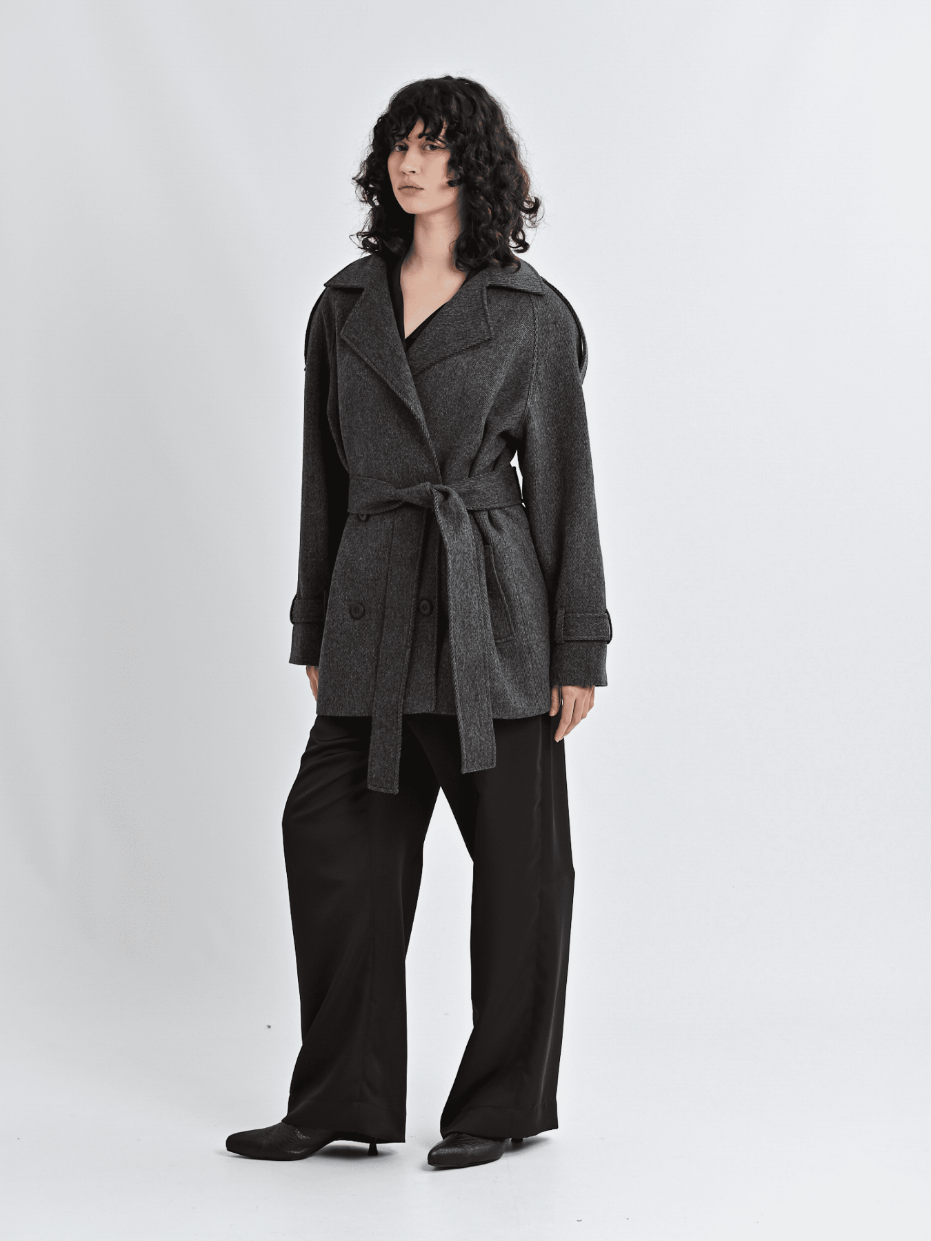 Пальто серое короткое с акцентными патами модель 500441 Фото