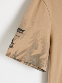 Футболка чоловіча DKR DES 2225 з принтом бежева модель 10048103 Фото