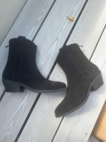 Короткие замшевые казаки на байке в черном цвете (597/10140) модель P_179223-S39_179223 Короткие замшевые казаки на байке в черном цвете (597/10140) модель P_179223-S39_179223 Фото