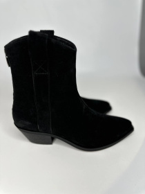 Короткие замшевые казаки на байке в черном цвете (597/10140) модель P_179223-S39_179223 Короткие замшевые казаки на байке в черном цвете (597/10140) модель P_179223-S39_179223 Фото