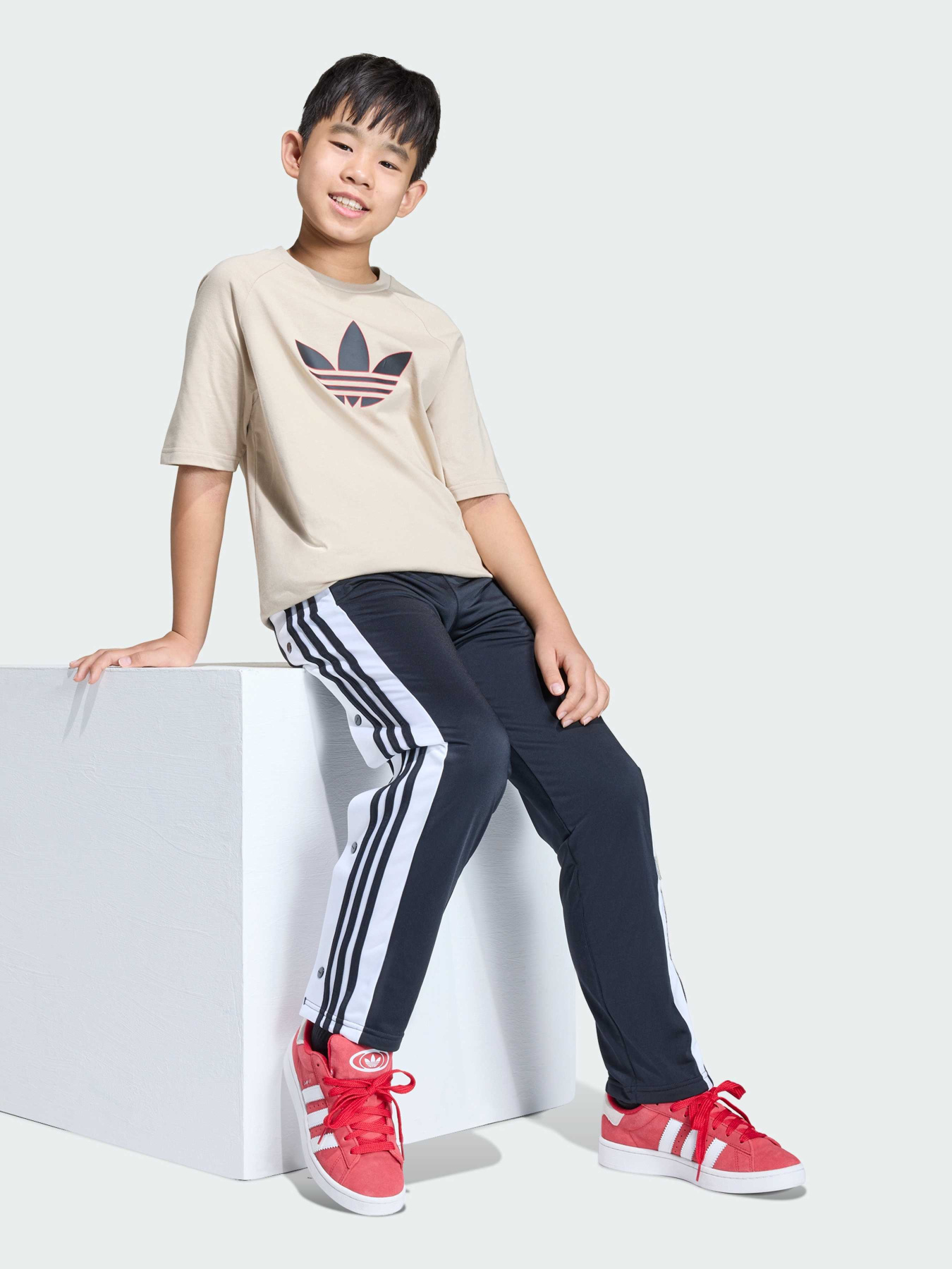 Повседневные штаны Adidas Adicolor модель KD3989 Повседневные штаны Adidas Adicolor модель KD3989 Фото