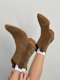 Короткие замшевые казаки на байке дерево (597/10140) модель P_167619-S36_167916 Короткие замшевые казаки на байке дерево (597/10140) модель P_167619-S36_167916 Фото