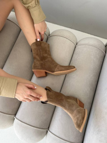 Короткие замшевые казаки на байке дерево (597/10140) модель P_167619-S36_167916 Короткие замшевые казаки на байке дерево (597/10140) модель P_167619-S36_167916 Фото