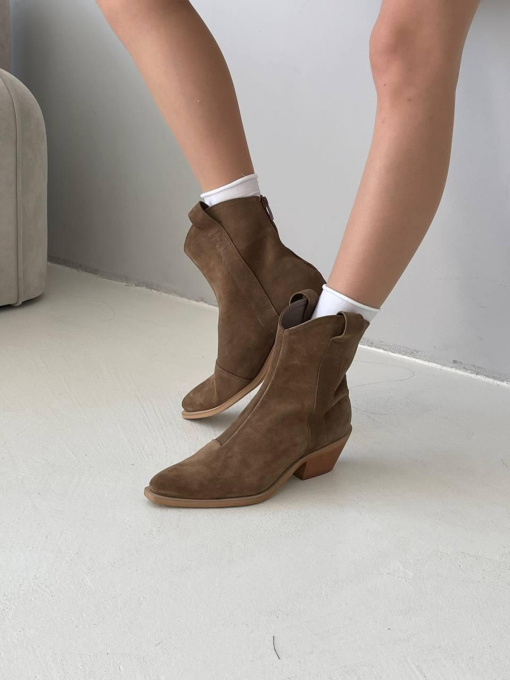 Короткие замшевые казаки на байке дерево (597/10140) модель P_167619-S36_167916 Короткие замшевые казаки на байке дерево (597/10140) модель P_167619-S36_167916 Фото