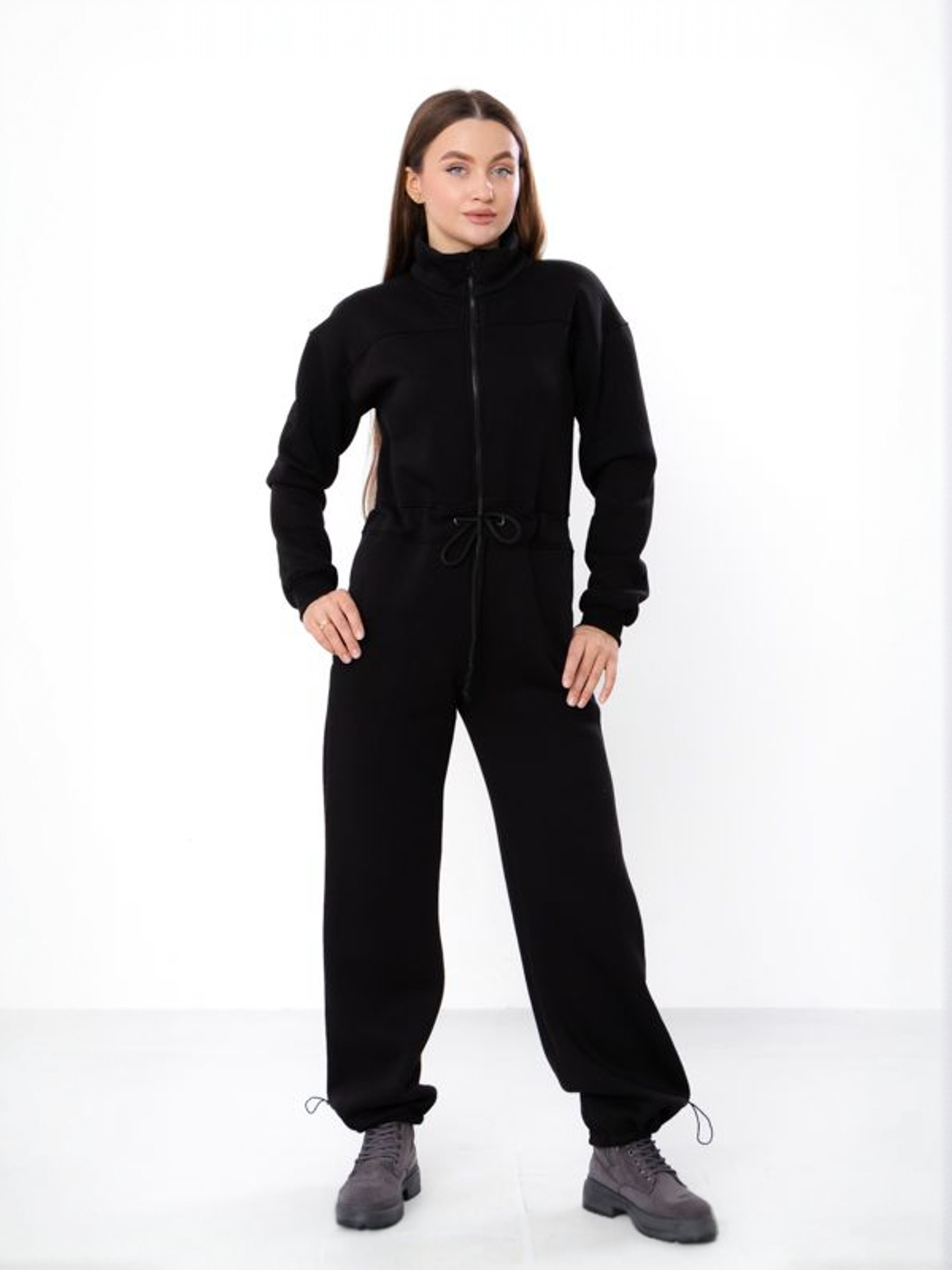Теплий комбінезон для жінок на блискавці з коміром-стійкою та шнурком на талії, Чорний Носи Своє (8443-025) модель 8443-025-chornij Теплий комбінезон для жінок на блискавці з коміром-стійкою та шнурком на талії, Чорний Носи Своє (8443-025) модель 8443-025-chornij Фото