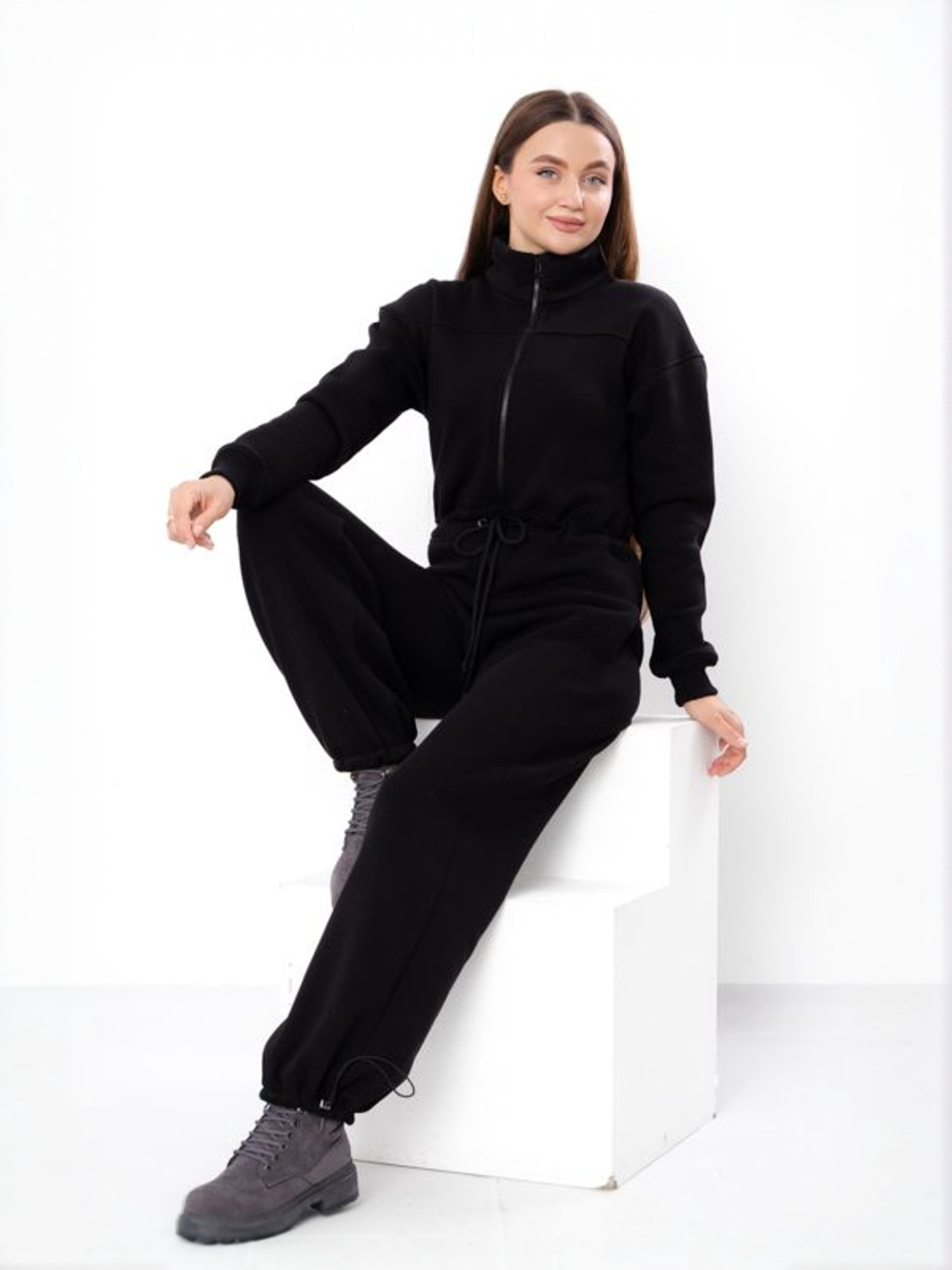 Теплий комбінезон для жінок на блискавці з коміром-стійкою та шнурком на талії, Чорний Носи Своє (8443-025) модель 8443-025-chornij Теплий комбінезон для жінок на блискавці з коміром-стійкою та шнурком на талії, Чорний Носи Своє (8443-025) модель 8443-025-chornij Фото