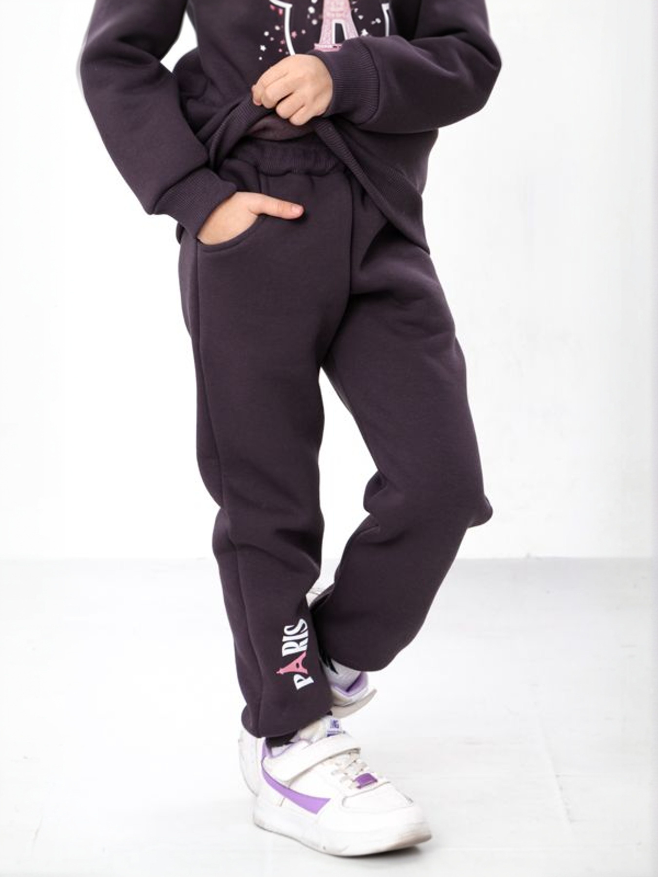 Теплий костюм для дівчинки з принтом Paris (світшот та штани), Графітовий Носи Своє (6063-025-33-5-1) модель 6063-025-33-5-1-nzhir Фото