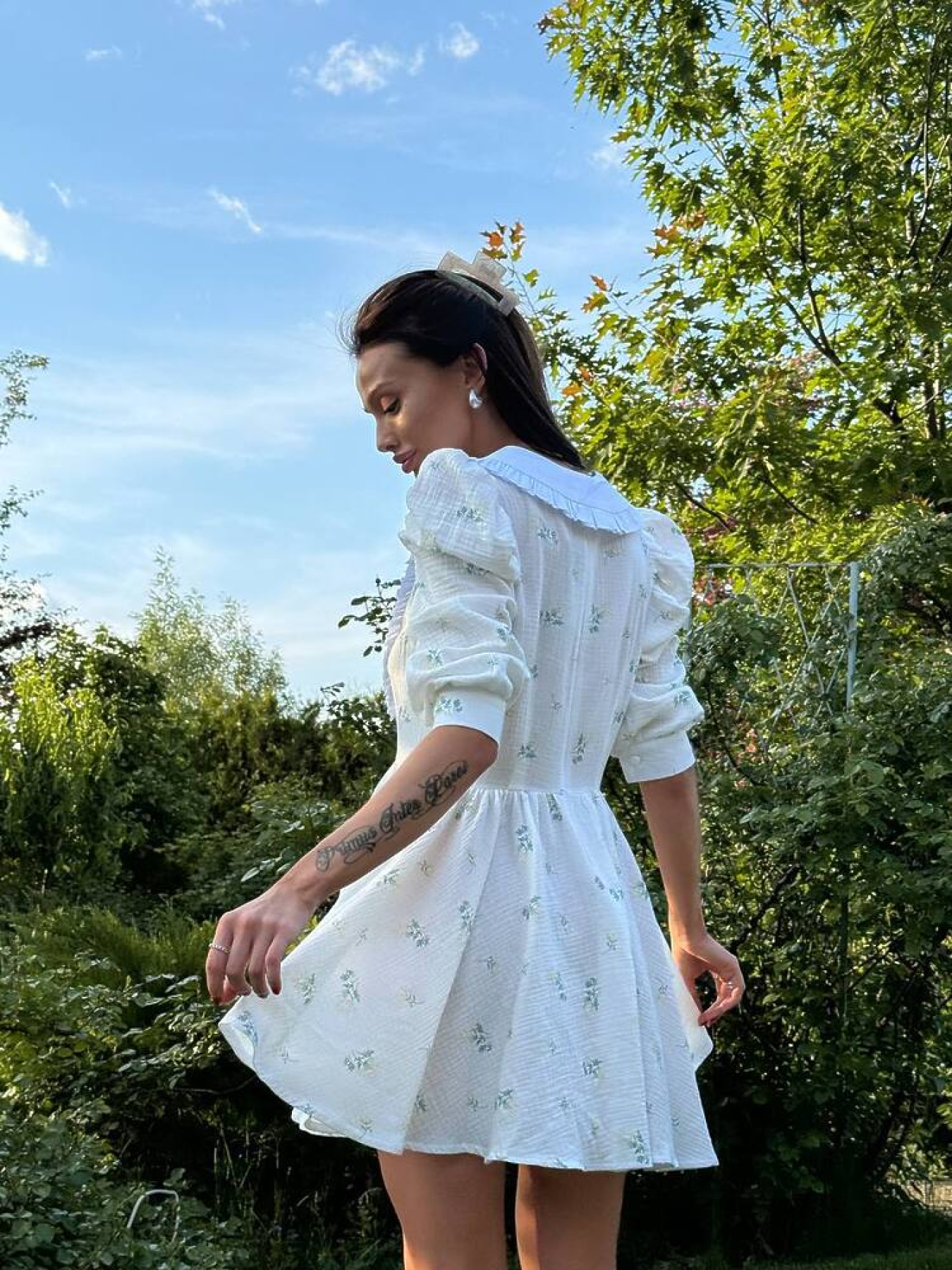 Жіноча літня сукня Скарлет в квіти зі знімним коміром, Білий Milirud (mil556) модель mil556-blij Фото