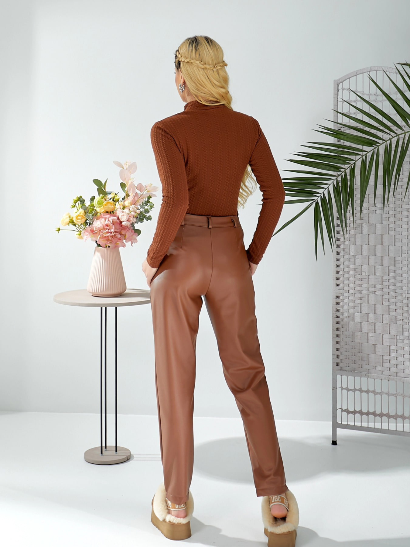 Жіночі утеплені брюки з екошкіри з кишенями, Коричневий LadyLike (ll171180017) модель ll171180017-korichnevij Фото