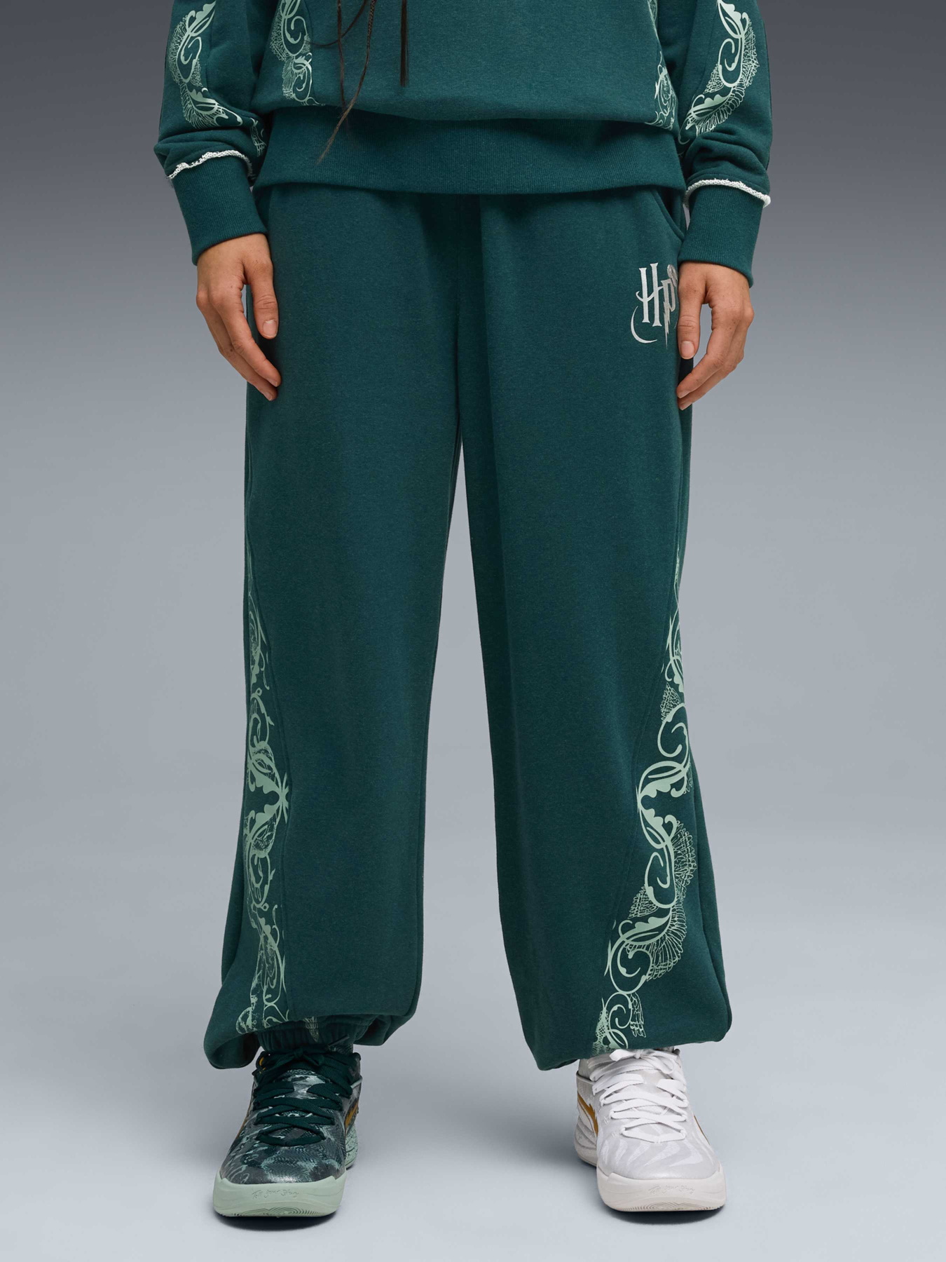 Штаны PUMA HOOPS x HARRY POTTER™ Sweatpants Women модель 633112 Штаны PUMA HOOPS x HARRY POTTER™ Sweatpants Women модель 633112 Фото