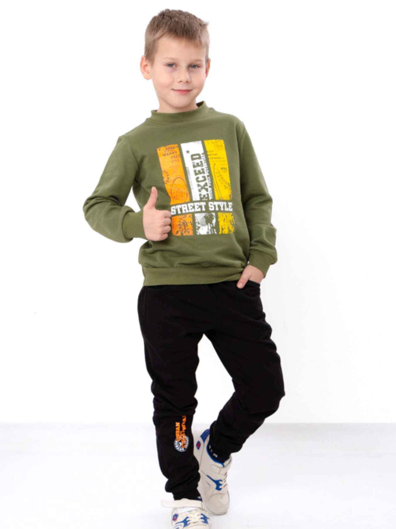 Утеплений костюм для хлопчика Street Style світшот з принтом та штани, Оливковий Носи Своє (6063-023-33-4) модель 6063-023-33-4-temno-fstashkovij-street-style Утеплений костюм для хлопчика Street Style світшот з принтом та штани, Оливковий Носи Своє (6063-023-33-4) модель 6063-023-33-4-temno-fstashkovij-street-style Фото