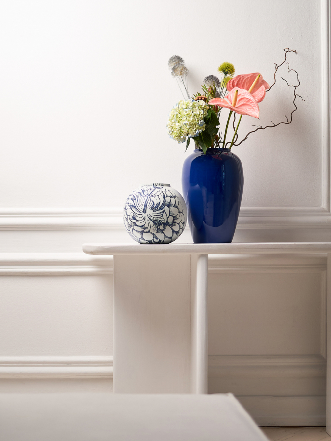 Ваза "Элизиум" железная бело-синяя с принтом MBM HOME модель VB-02 PRINT/DEEP BLUE Фото