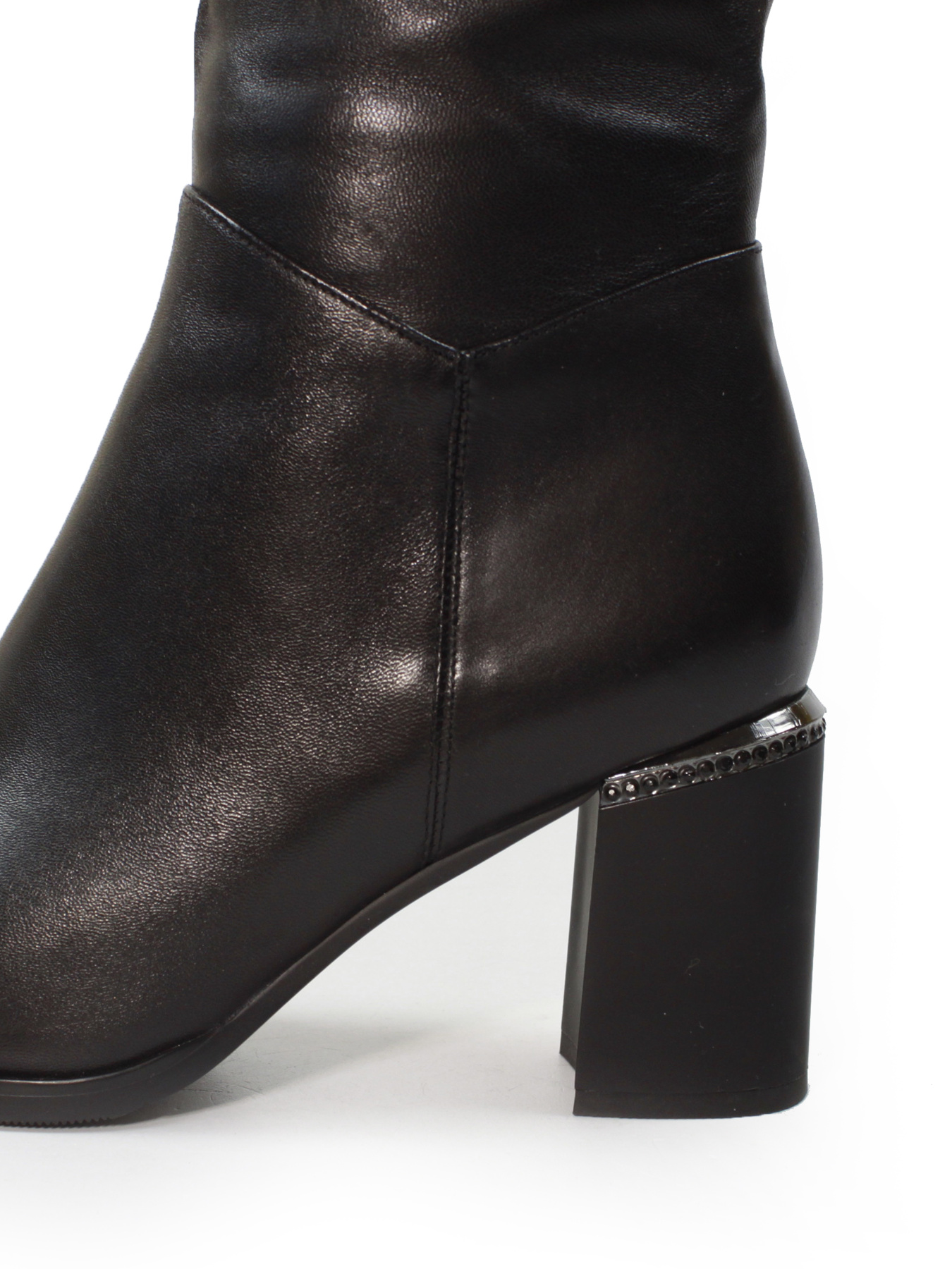 Женские зимние ботфорты из натуральной гладкой кожи в чёрном цвете модель G397-19-R52BM-Y001 Фото