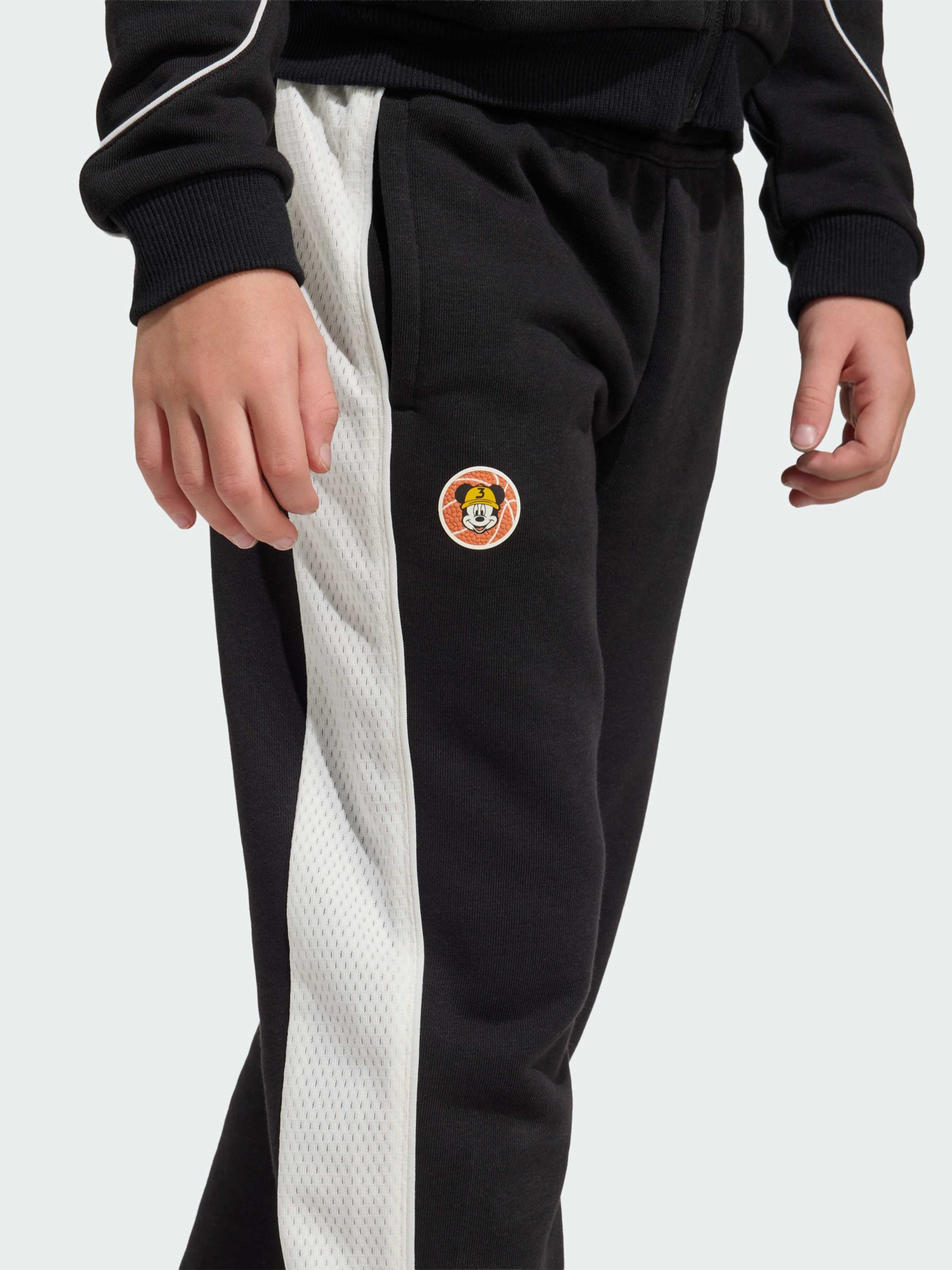 Штани ADIDAS DISNEY MICKEY MOUSE модель JZ7669 Штани ADIDAS DISNEY MICKEY MOUSE модель JZ7669 Фото