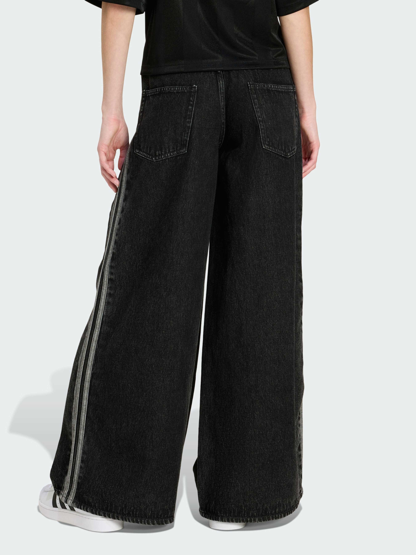 Широкі джинси Adidas Adicolor модель KD2905 Широкі джинси Adidas Adicolor модель KD2905 Фото