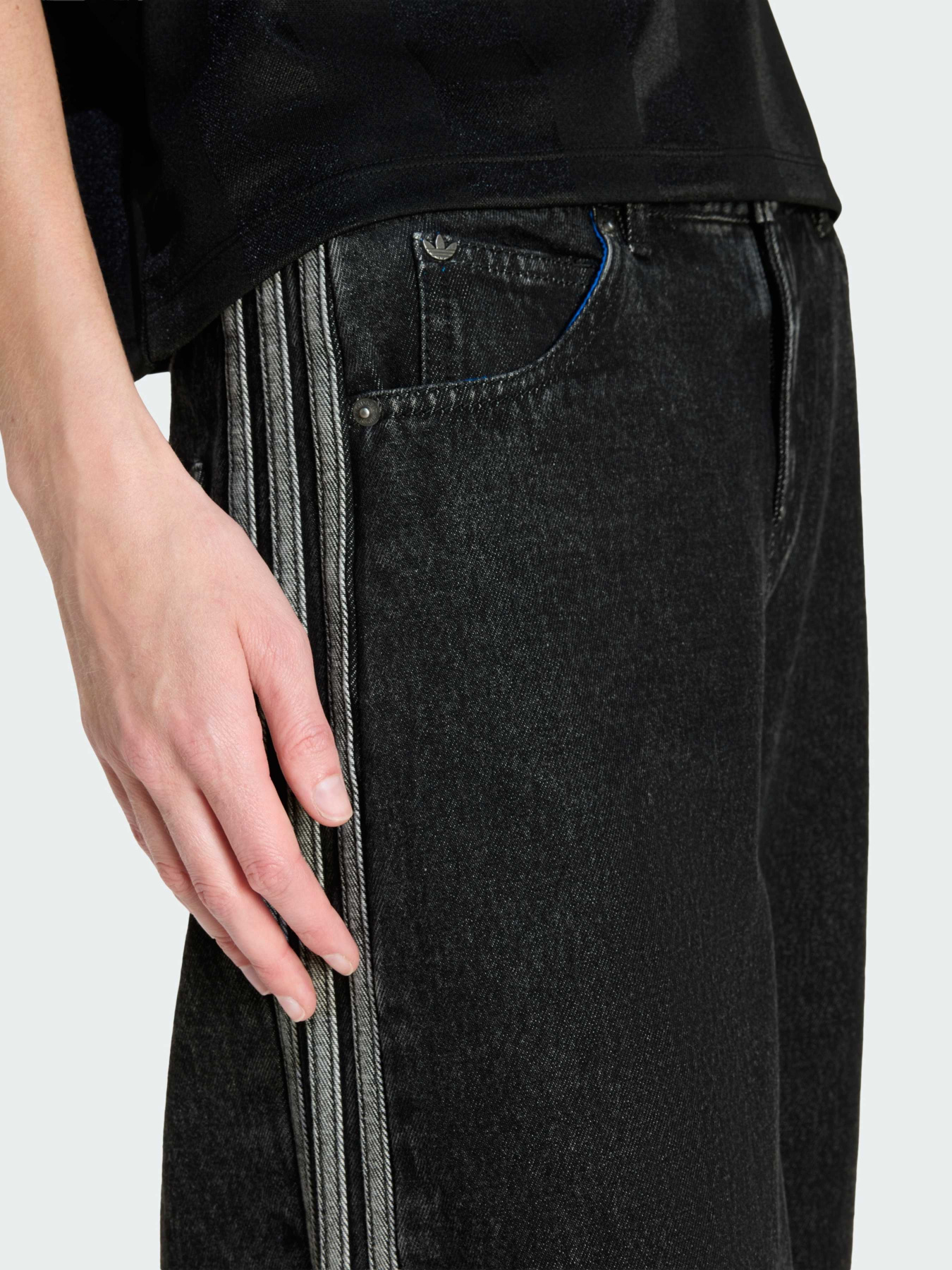 Широкі джинси Adidas Adicolor модель KD2905 Широкі джинси Adidas Adicolor модель KD2905 Фото