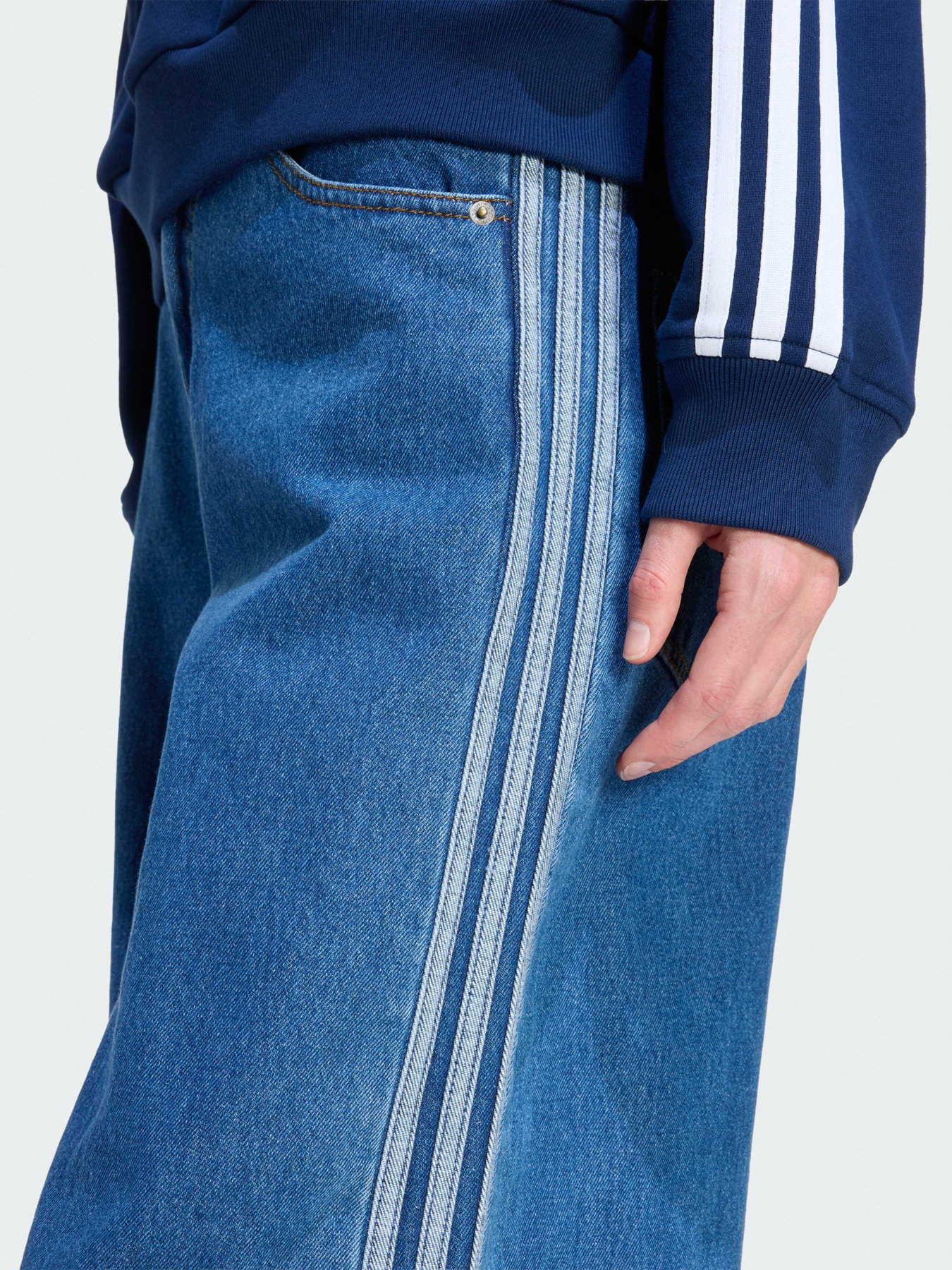 Широкі джинси Adidas Adicolor модель KD2906 Широкі джинси Adidas Adicolor модель KD2906 Фото