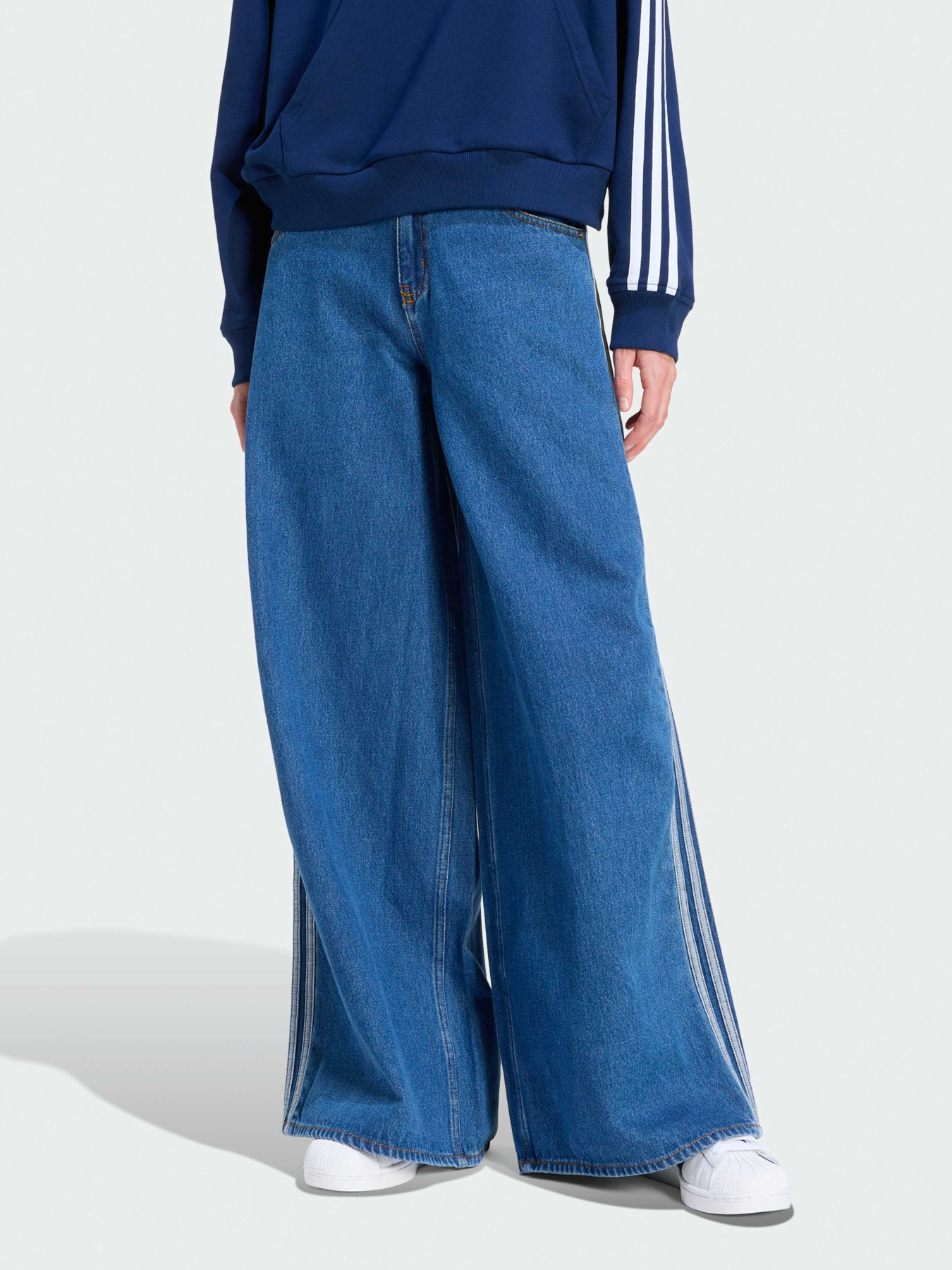 Широкі джинси Adidas Adicolor модель KD2906 Широкі джинси Adidas Adicolor модель KD2906 Фото