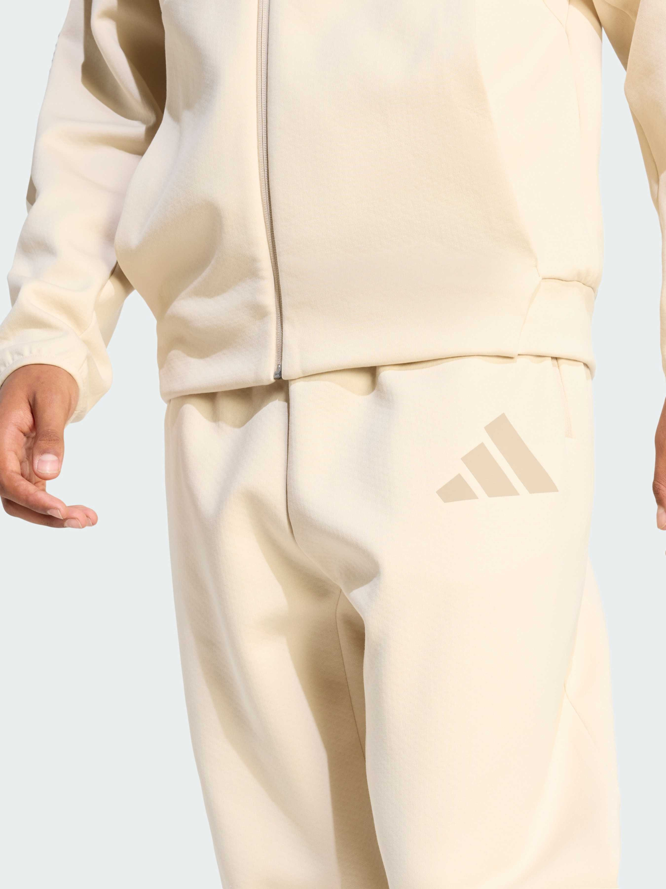 Повсякденні штани Adidas ZNE модель KE4709 Повсякденні штани Adidas ZNE модель KE4709 Фото