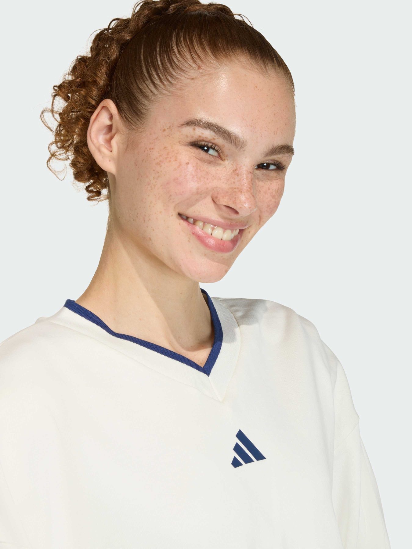 Свитшот Adidas модель JZ1074 Свитшот Adidas модель JZ1074 Фото