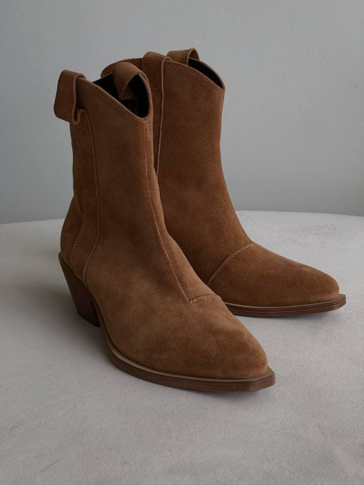 Короткие замшевые казаки с кожаным подкладом виски (597/10140) модель P_164328-S40_180151 Короткие замшевые казаки с кожаным подкладом виски (597/10140) модель P_164328-S40_180151 Фото